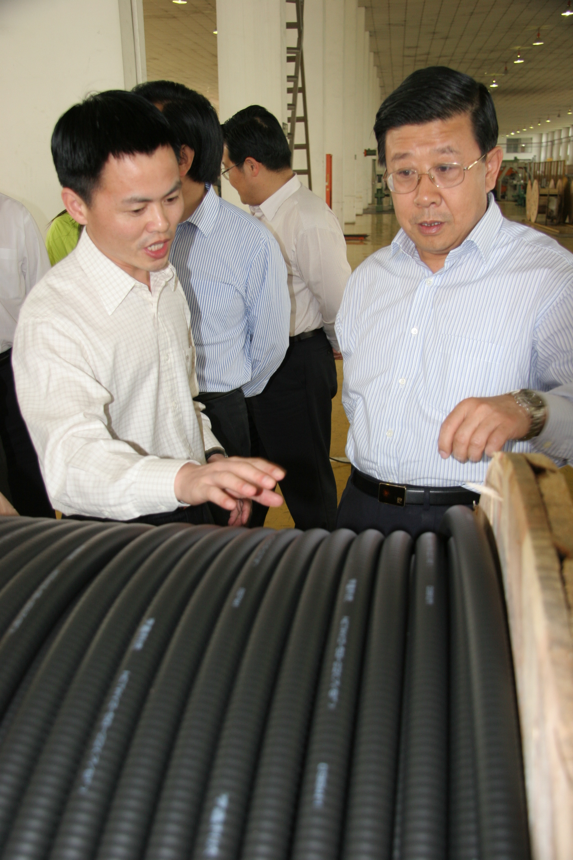 钱利荣向中共江苏省委常委、常务副省长赵克志介绍生产情况